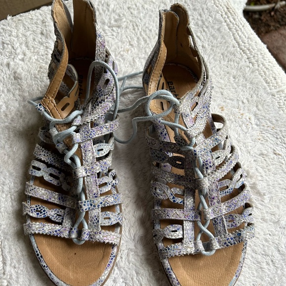 Earth gladiator style sandals leather elastic lace up with zipper back. Purple - Picture 2 of 8